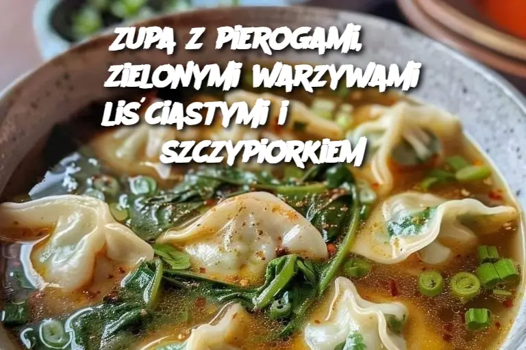 Zupa z pierogami, zielonymi warzywami liściastymi i szczypiorkiem